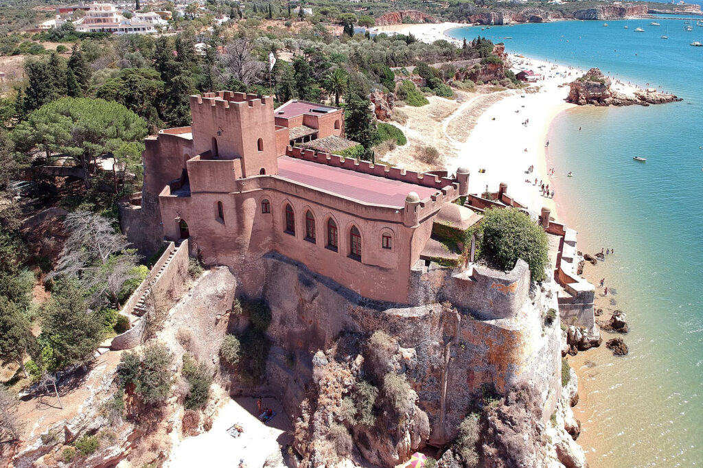 H Um Castelo Numa Praia Do Algarve Que Pertence A Um Milion Rio