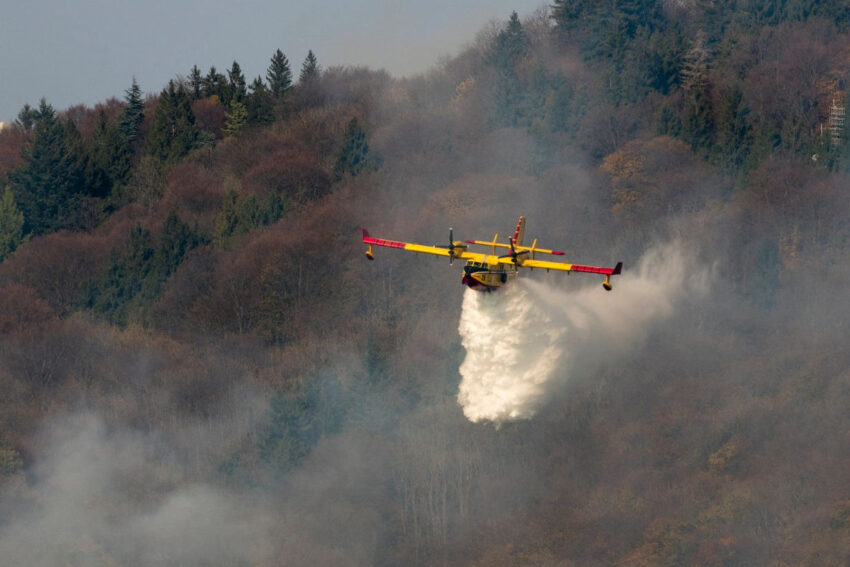 Avião Canadair a combater incêndio.