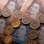 Banco de Inglaterra anuncia data para circulação de moedas e notas com rosto do Rei Carlos III