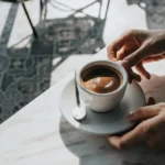 Estudo recente revela qual a melhor altura para tomar o 1º café