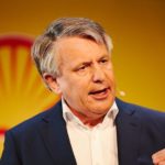 “Taxem as pessoas desta sala” para ajudar os pobres, diz líder da Shell em conferência de energia