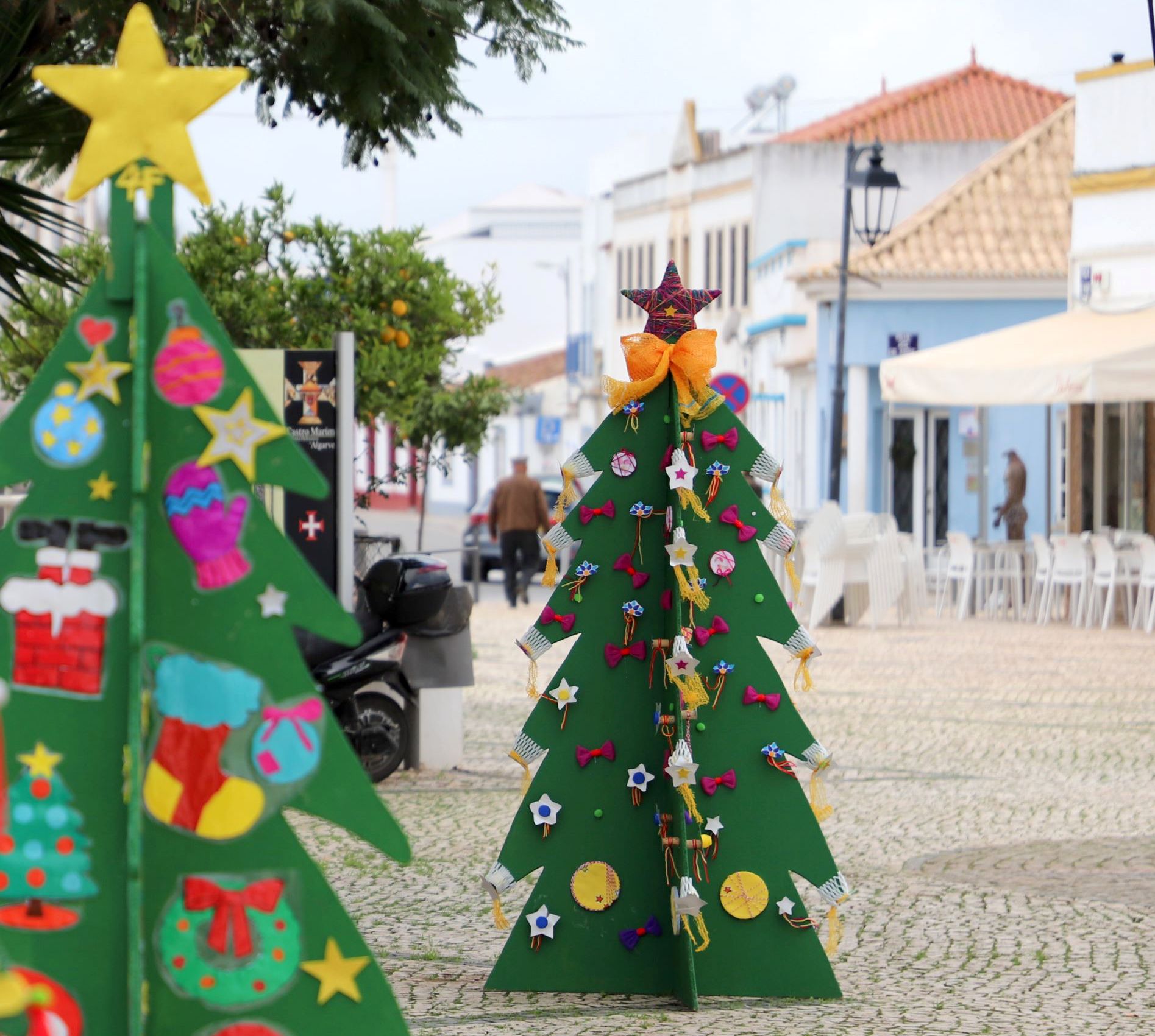 Exposição de Árvores de Natal para ver na Praça 1º de Maio em Castro Marim  - Postal do Algarve