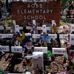 Sobreviventes do tiroteio em escola do Texas pedem 25,6 mil milhões de euros em ação coletiva
