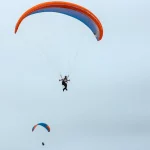 Dois praticantes de parapente feridos, um com gravidade após queda em Sagres