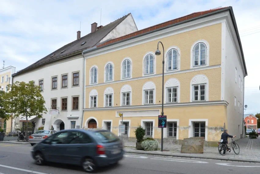 Casa onde nasceu Adolf Hitler, numa localidade da Áustria.