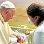 Papa visita crianças com cancro e batiza bebé no hospital onde está internado [vídeo]