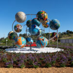 Escultura “Globos Multifacetados” enriquece a Rotunda da Nobel International School em Lagoa