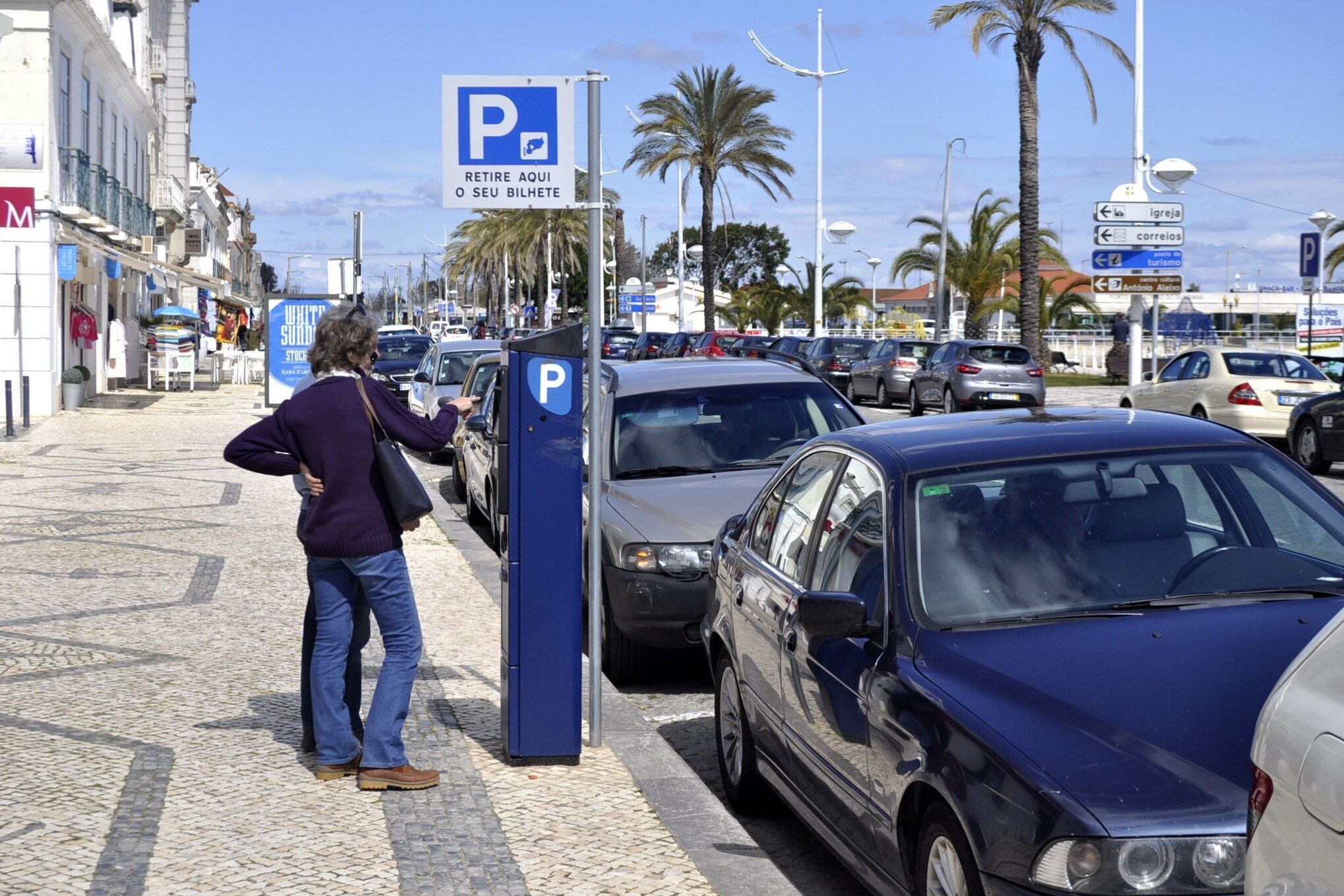 Quanto tempo pode um carro estar estacionado no mesmo local da via pública?