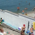 Conheça a praia que tem um muro a separar homens e mulheres [fotos]