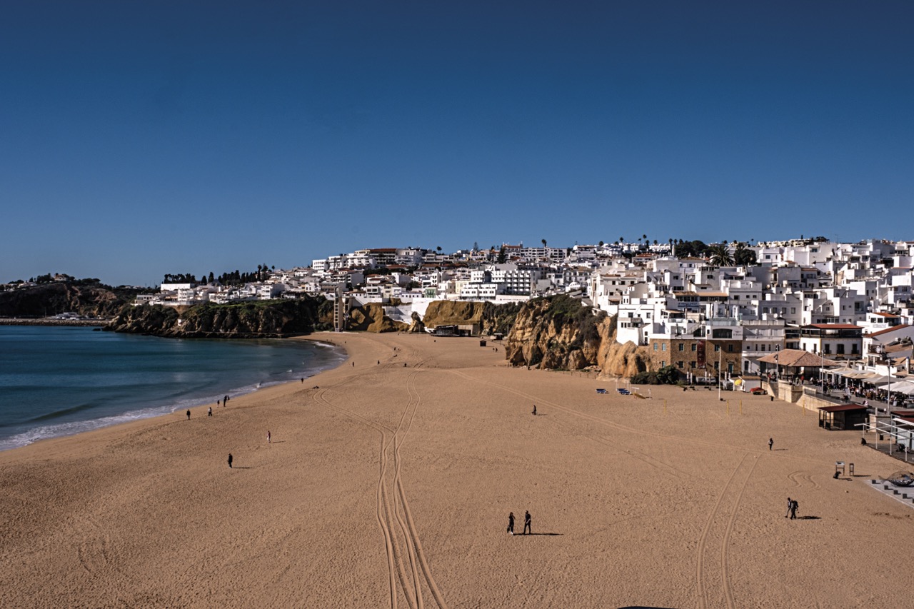 O Algarve de Costa-a-Costa: Albufeira: o nosso Gibraltar? | Por Paulo  Larcher - Postal do Algarve