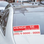 Saiba onde é proibido estacionar o carro se tiver um papel a dizer “vende-se” e evite multas