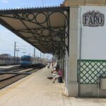 Está a chegar à estação de comboios de Faro uma passagem superior pedonal