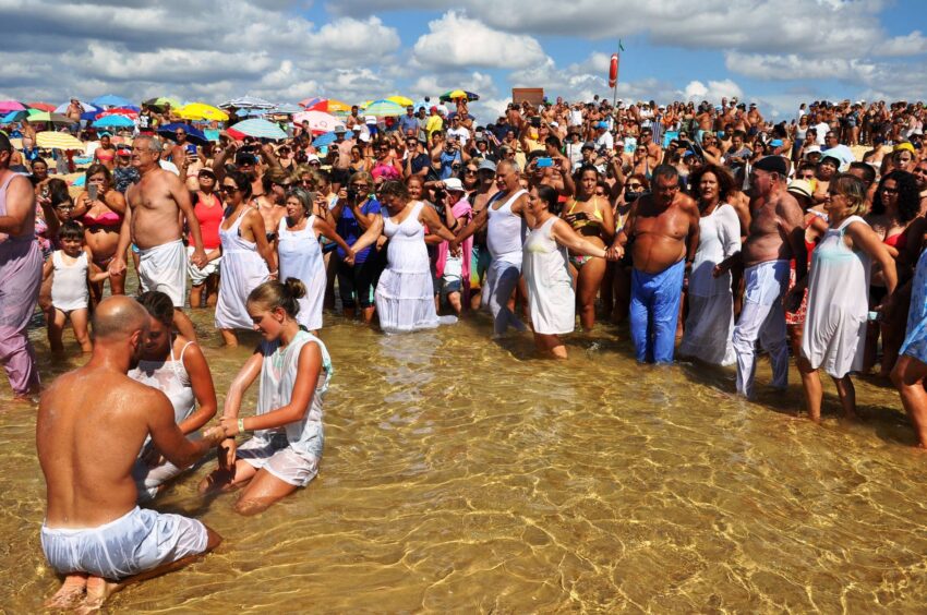 Tradi o Do Banho Santo Volta Praia Da Manta Rota com Fotogaleria 