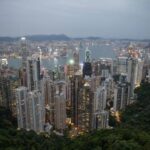 Homem torna-se o primeiro condenado por usar t-shirt com slogan de protesto em Hong Kong