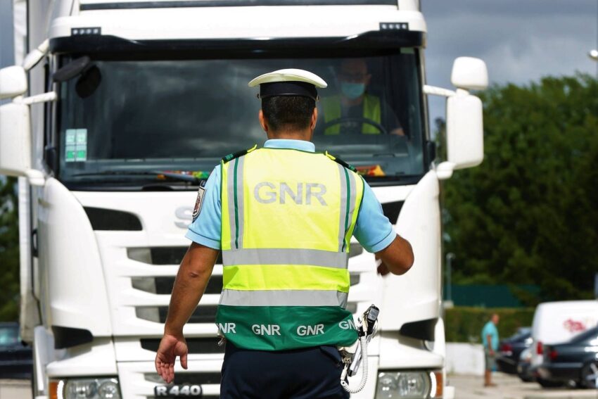 GNR fiscaliza veículos pesados.