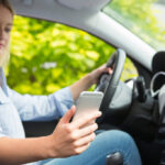 Utiliza o telemóvel mesmo com o carro parado? Descubra se pode ser multado