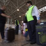 A bagagem de mão não cabe no avião? Saiba o que acontece nestas situações