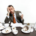 Bebe café logo após acordar? Especialista alerta para efeitos negativos para a saúde