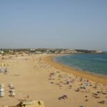 Uma das 10 cidades mais baratas para viver em Portugal fica no Algarve e tem praia