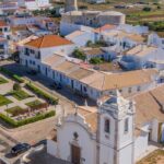 No Barlavento algarvio há uma vila que hoje é conhecida pelas praias mas no passado foi o “celeiro do Algarve”