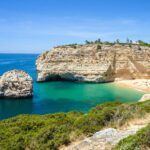 Esta é uma das praias mais românticas do Algarve e tem uma passagem secreta