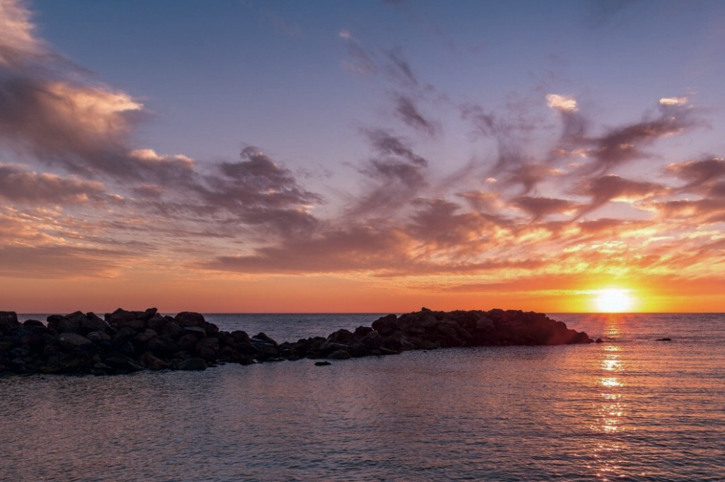 É uma das melhores praias para se ver o pôr do sol no Algarve - Postal