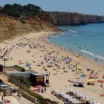 Esta praia no Algarve tem uma rocha “milagrosa” que ajuda a eliminar dores musculares