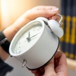 Hora muda para o horário de inverno na próxima madrugada: afinal, o relógio avança ou atrasa uma hora?