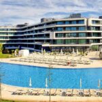 É neste hotel que fica a maior piscina do Algarve