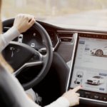 Novo estudo alerta ao uso de ecrãs digitais durante a condução