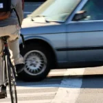 Conheça a situação em que um ciclista tem prioridade ao atravessar uma passadeira