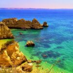 Conheça a praia entre duas falésias no Algarve considerada uma das melhores do mundo