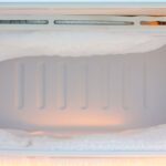Já teve gelo acumulado no congelador? Aprenda como resolver