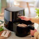 Saiba os locais da cozinha onde não deve colocar a air fryer para garantir segurança e eficiência