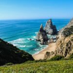 Conheça uma das praias mais bonitas de Portugal que é de quase impossível acesso