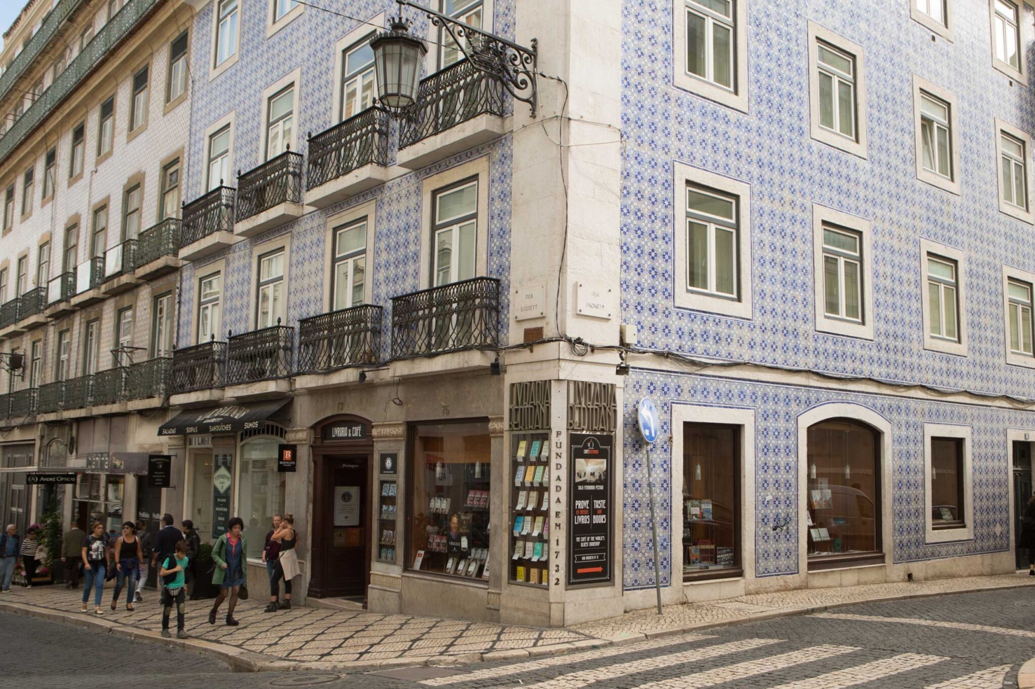 Conhece A Livraria Mais Antiga Do Mundo Segundo O Guinness? Fica Em ...