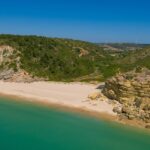 Conheça a praia do Algarve que tem um areal de 2 metros e é de difícil acesso