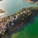 Esta aldeia portuguesa foi fundada pelos Templários e tem trilhos e praia fluvial para desfrutar sem multidões