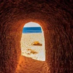 Descubra a praia no Algarve com um túnel secreto de 35 metros que a liga a outra praia