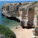 Esta praia secreta do Algarve está escondida entre arribas e “parece saída de um filme”