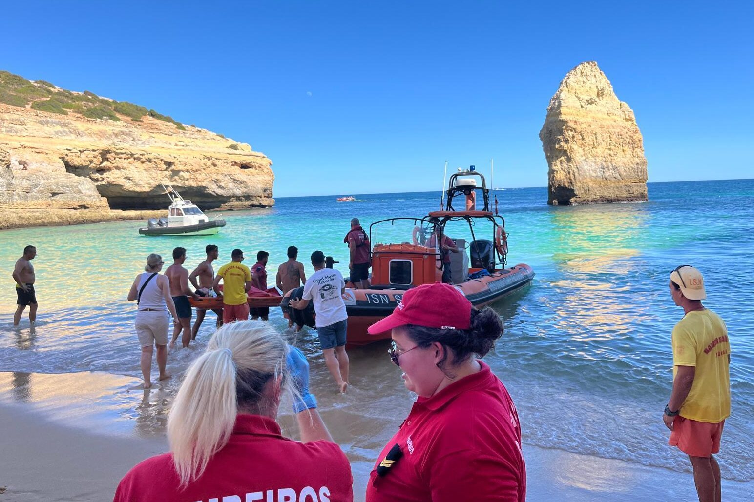 Resgatado jovem de 15 anos após saltar de uma arriba para a água na praia  do Carvalho em Lagoa - Postal do Algarve