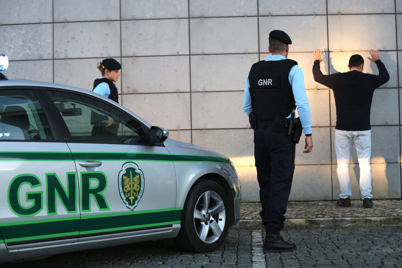 Homem Que Furtava Residências Em Albufeira Fica Em Prisão Preventiva