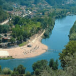 Esta praia fluvial no meio da paisagem verdejante já foi considerada das mais bonitas de Portugal pela National Geographic