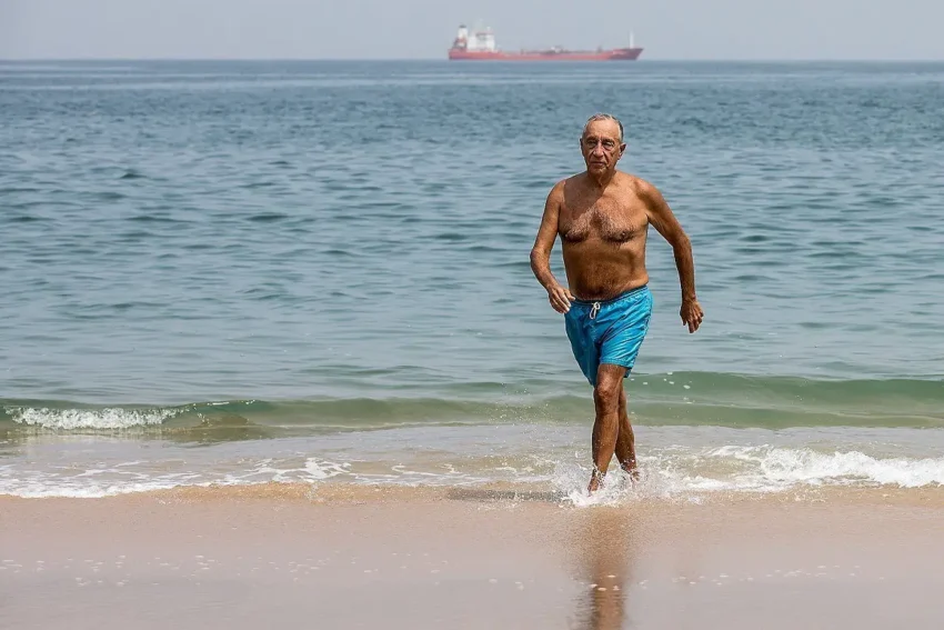 Marcelo Rebelo de Sousa na praia. Crédito: Lusa
