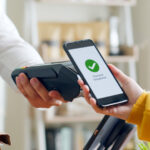 Saiba se é seguro pagar com o telemóvel através de apps como Google ou Apple Pay