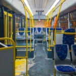 O barato pode sair caro? Dezenas de pessoas esperam horas pelo cartão que dá acesso gratuito aos transportes públicos no Porto
