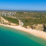 Duas praias de Vila do Bispo reabertas a banhos após derramamento de crude