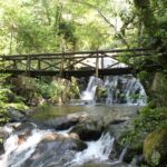 Este paraíso natural fica em Portugal e tem cascatas, um baloiço sobre a água e uma ponte suspensa