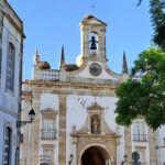 Há um arco por onde muitos passam para entrar nesta cidade no Algarve que conserva uma porta de origem islâmica