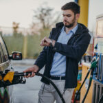 É isto que deve fazer se lhe oferecerem uma nota de 5€ numa bomba de gasolina em Espanha